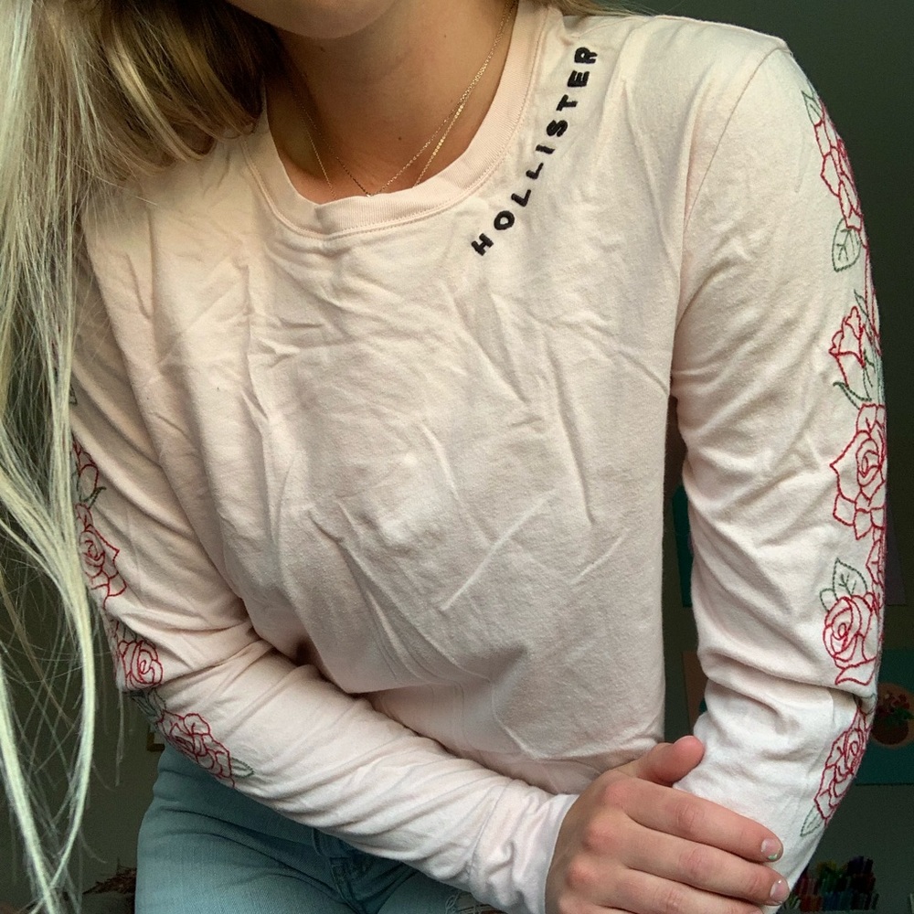 Hollister Long Sleeve Cropped Graphic Tee